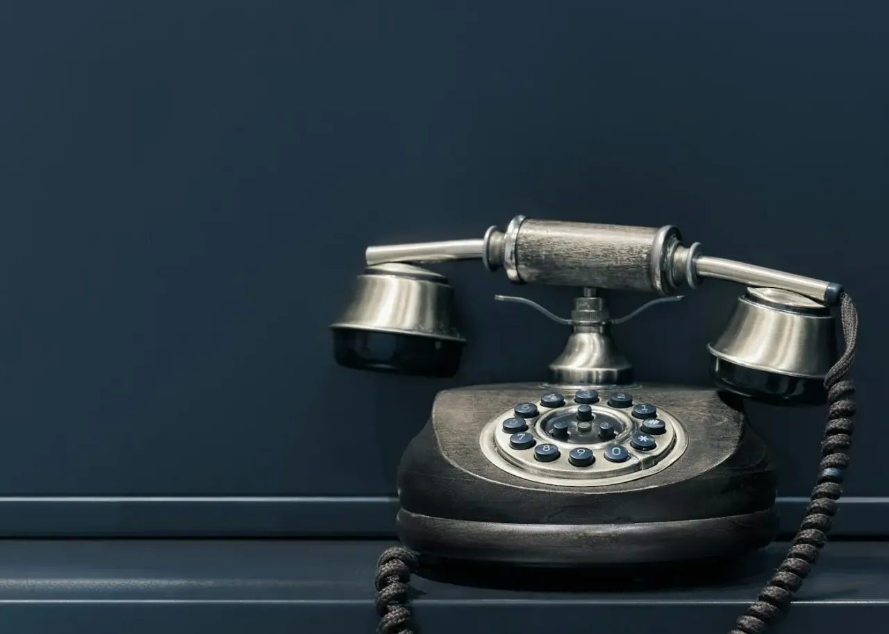 Teléfono clásico sobre un escritorio